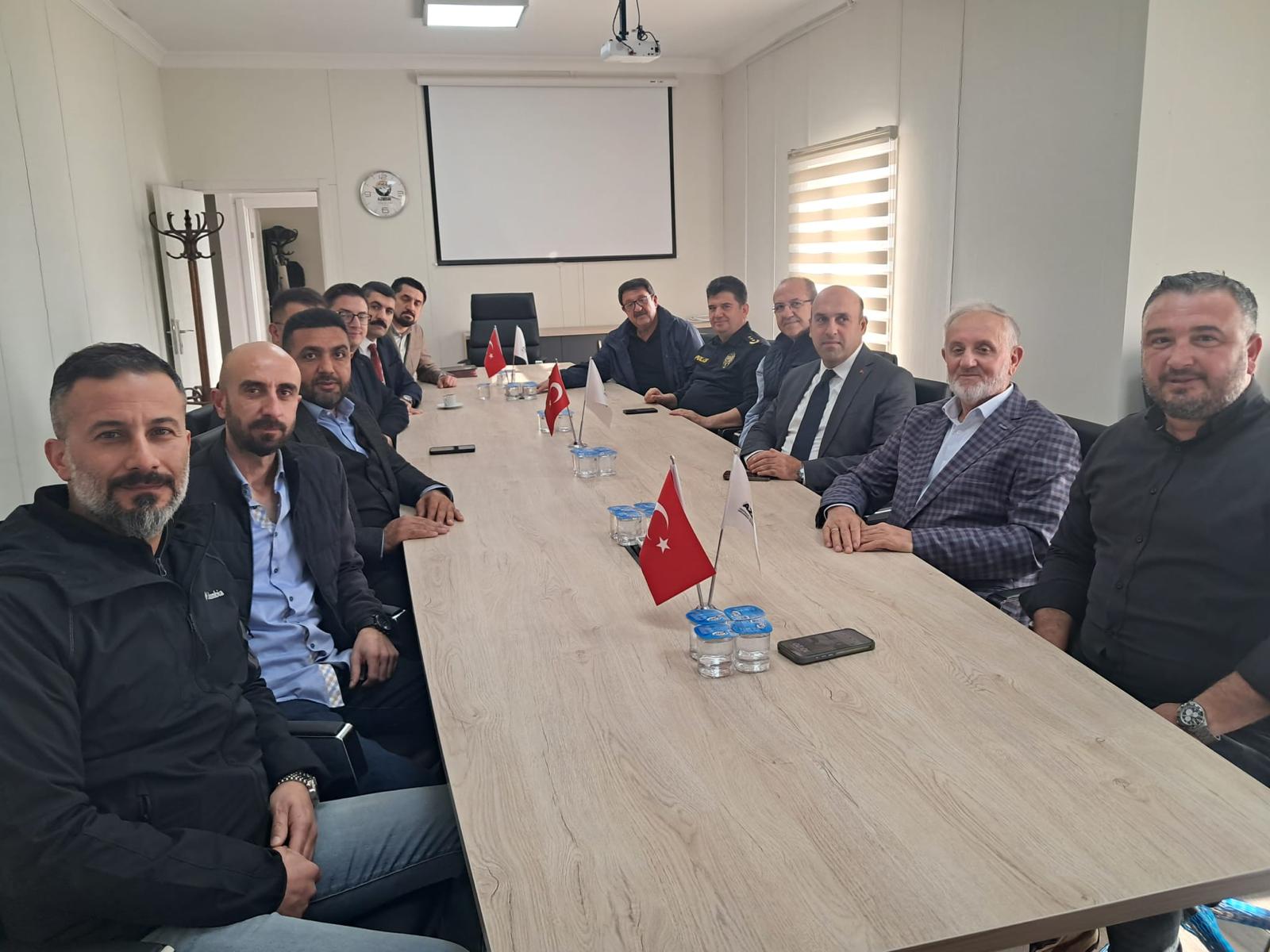 Akhisar İhtisas Zeytin OSB'nin yeni yönetimine yerinde ziyarette bulundu